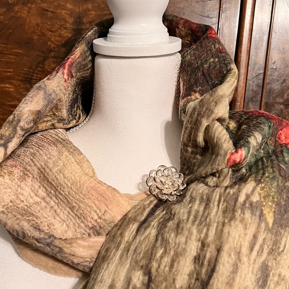 Wool shawl - Floral Wool & Silk shawl very soft & warm Hand crafted L 74”
W 24” - Picture 4 of 13